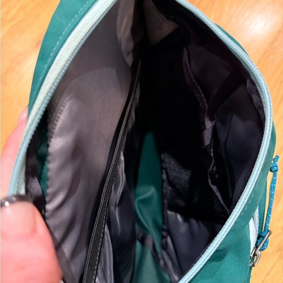 Patagonia Atom 8L Sling Bag - Green and Yellow - Picture 4 of 8